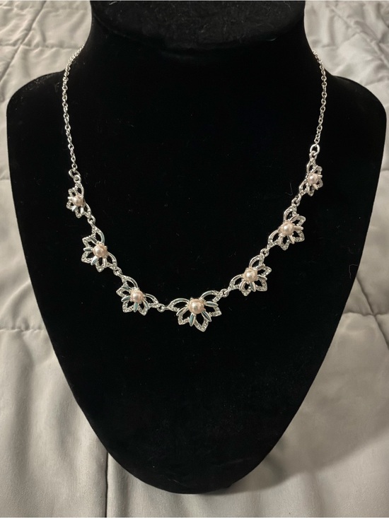 You’re Invited Jewelry - You’re Invited Silver-toned Floral Necklace - Soft Pinkish Pearls & Clear Stones